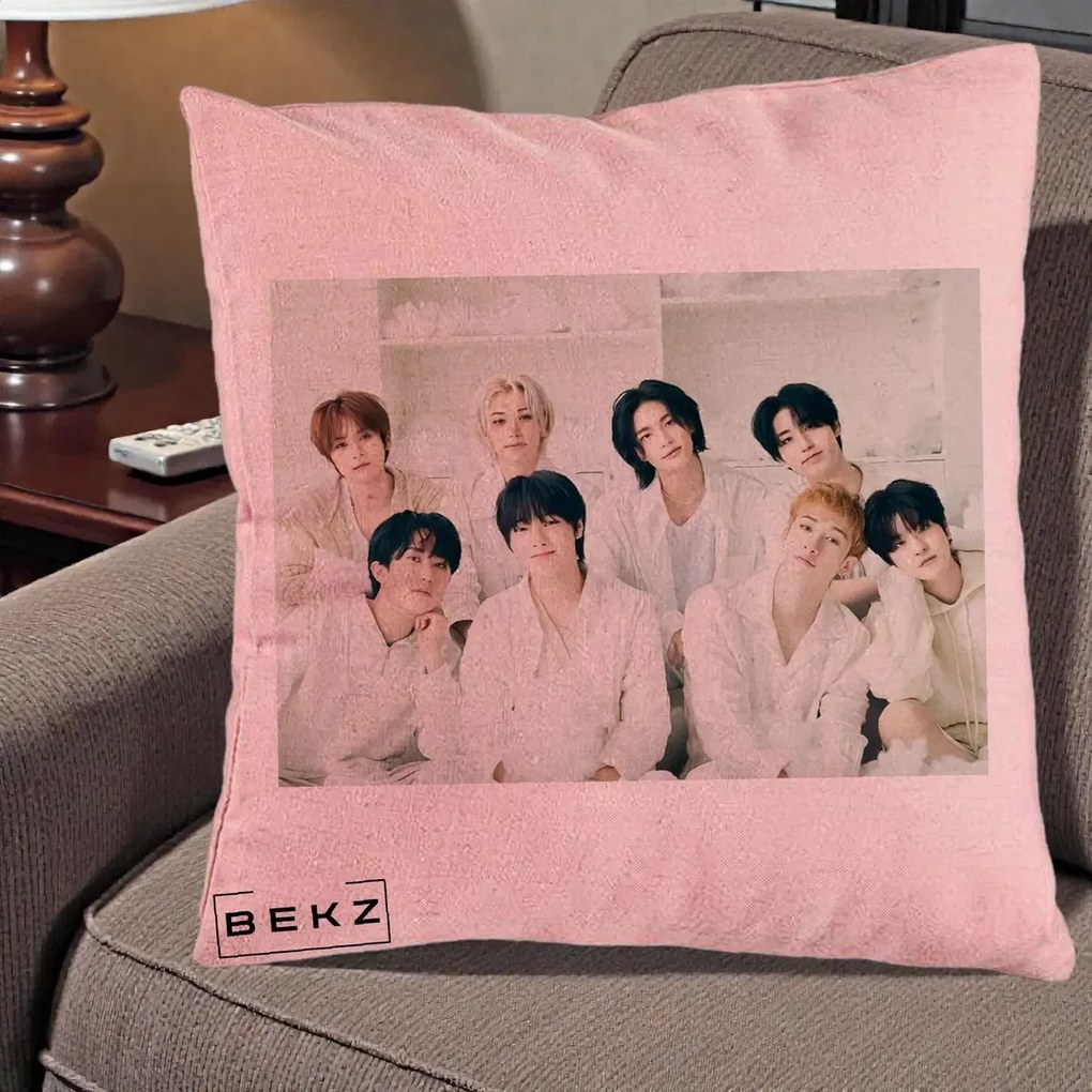 Perna Personalizata K-pop Stray Kids Foto Grup Alb All-White cu 8 Membrii, 40x40 cm, Roz, Husa Detasabila, Perna Inclusa, BEKZ®