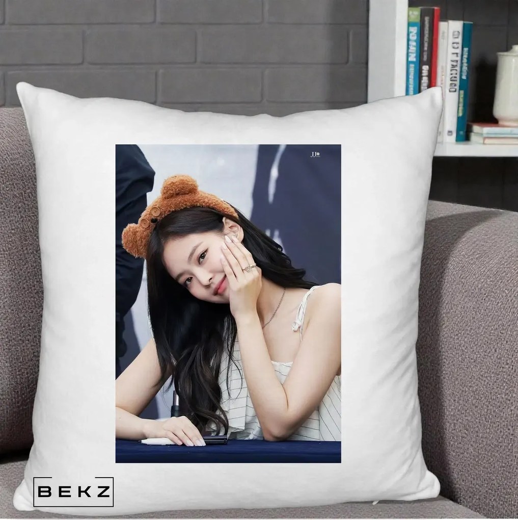 Perna Personalizata K-pop BLACKPINK Jennie Cute cu Diadema Ursulet, 40x40 cm, Alb Pufos, Husa Detasabila, Perna Inclusa, BEKZ®