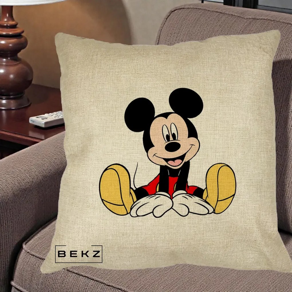 Perna Personalizata Mickey Mouse Relaxat, 40x40 cm, Crem, Husa Detasabila, Perna Inclusa, BEKZ®