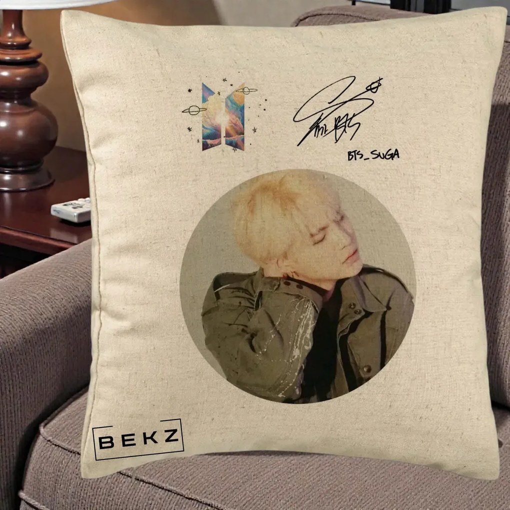 Perna Personalizata K-pop BTS Suga Portret cu Autograf, 40x40 cm, Bej, Husa Detasabila, Perna Inclusa, BEKZ®