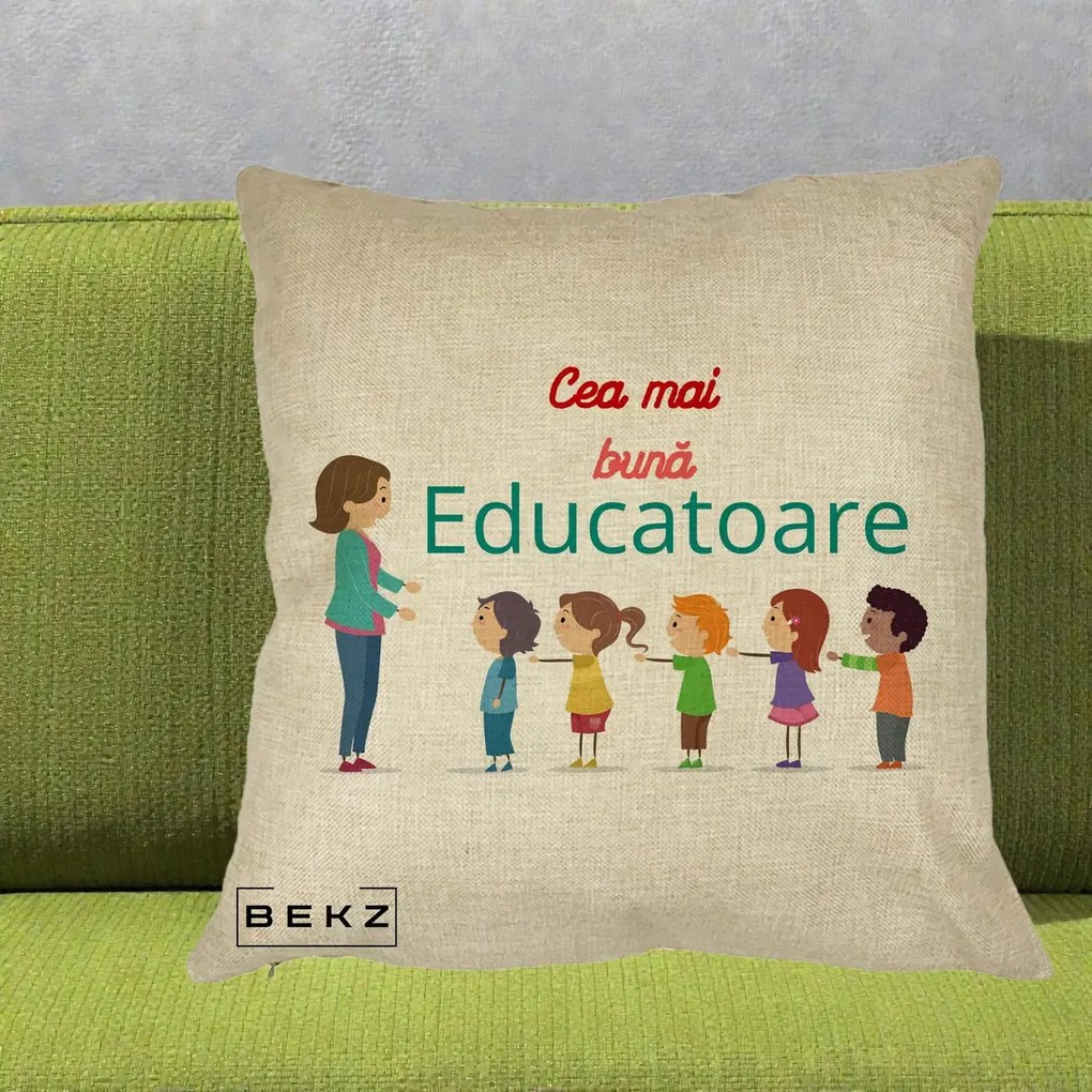 Cadou pentru Educatoare - Perna Personalizata Cea mai Buna Educatoare cu Ilustratie Copii si Educatoare, 40x40 cm, Crem, Husa Detasabila, Perna Inclusa, BEKZ®