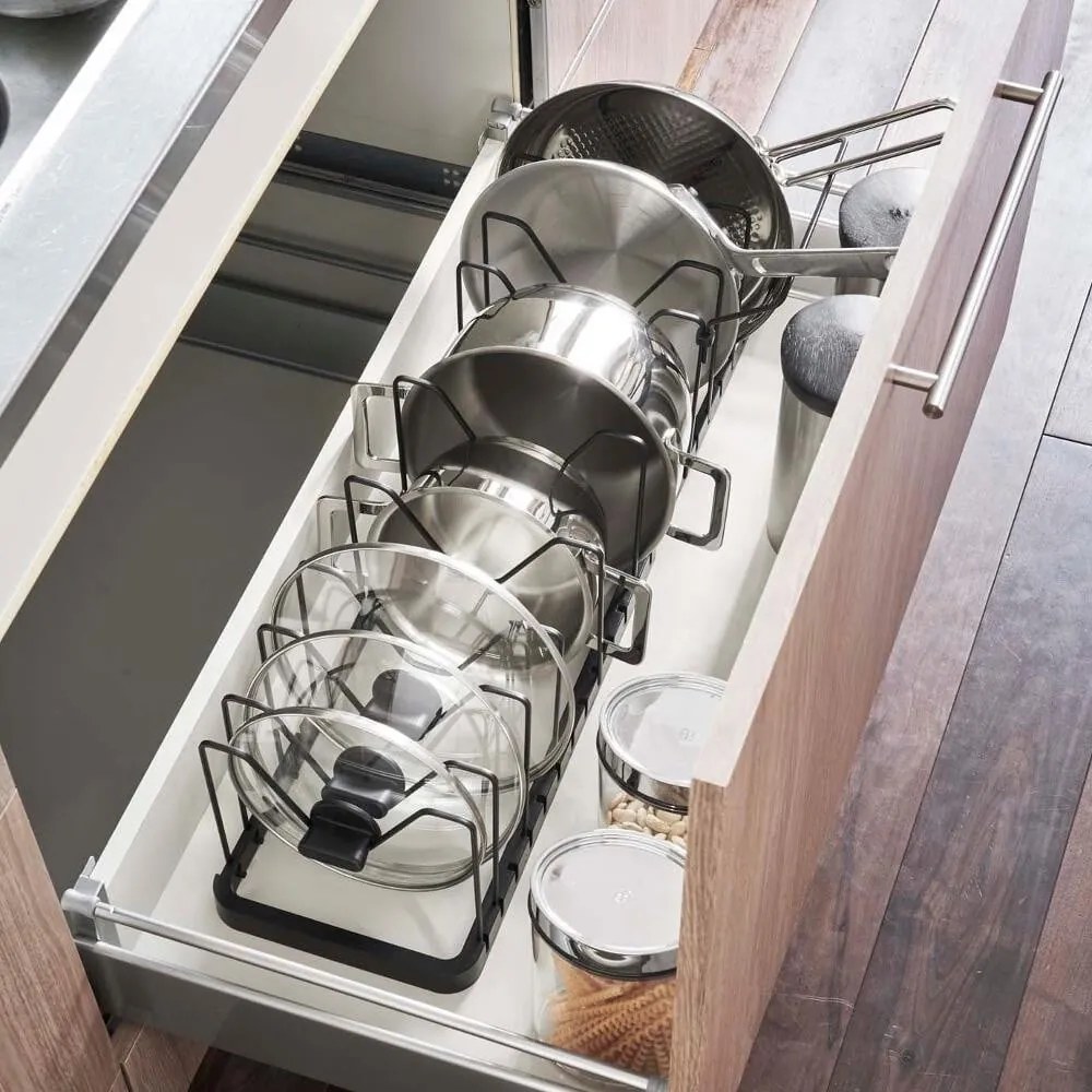 Suport reglabil pentru oale și capace YAMAZAKI Tower, negru