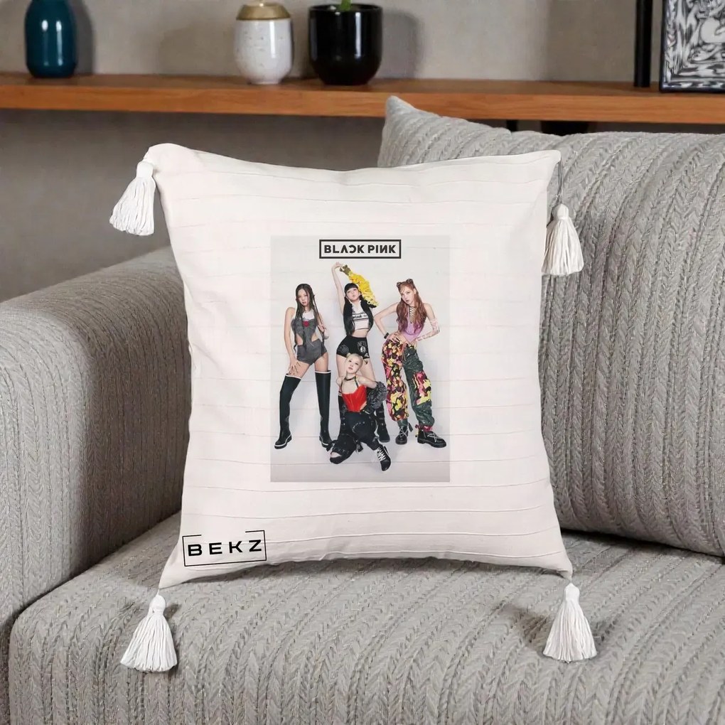 Perna Personalizata K-pop BLACKPINK Fotografie Grup Tinute Edgy, 40x40 cm, Bej cu Franjuri, Husa Detasabila, Perna Inclusa, BEKZ®