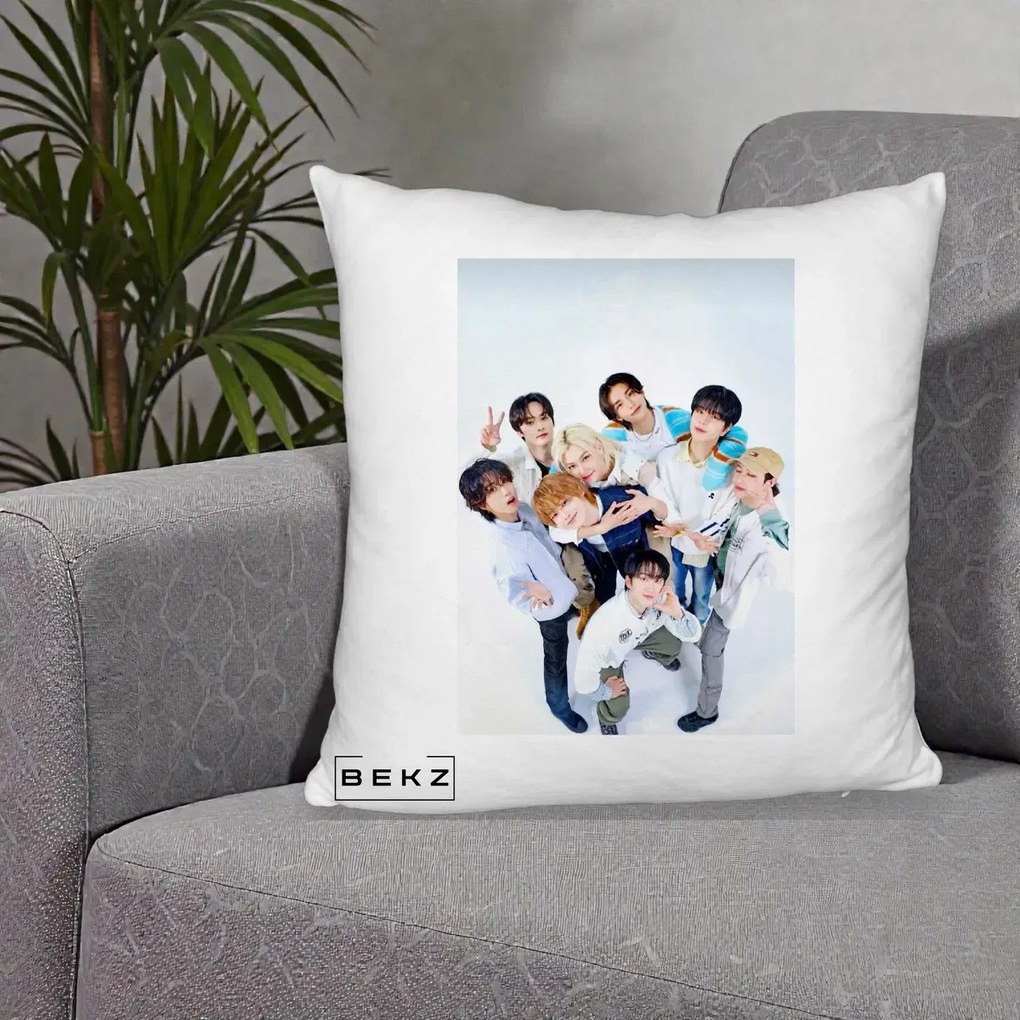 Perna Personalizata K-pop Stray Kids Foto Grup Bleu, 40x40 cm, Alb Pufos, Husa Detasabila, Perna Inclusa, BEKZ®