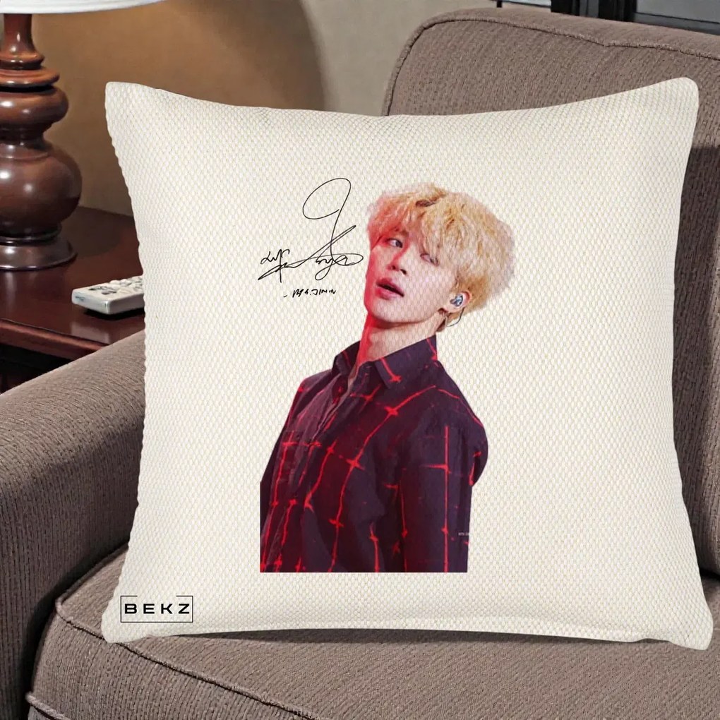 Perna Personalizata K-pop BTS Jimin Portret Artistic par Blond Autograf, 40x40 cm, Crem Reliefat, Husa Detasabila, Perna Inclusa, BEKZ®