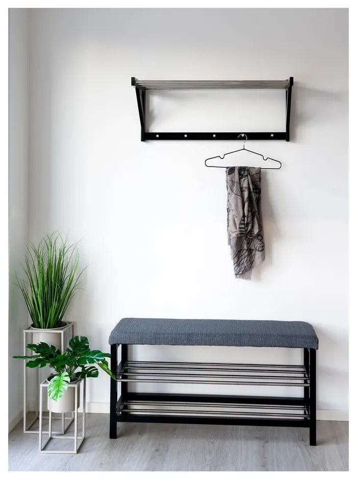 Cuier de perete negru din lemn de plop cu raft Padova - House Nordic