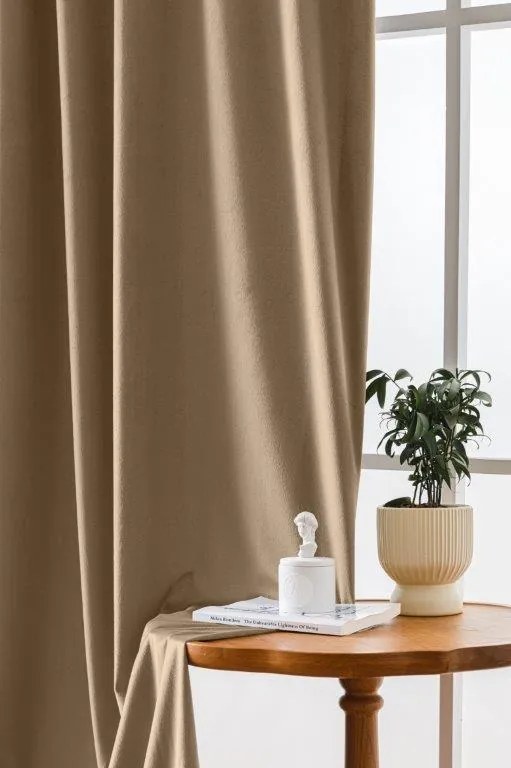 Draperie opaca maro deschis VELVET 135x250 cm Agățat: Rejansa