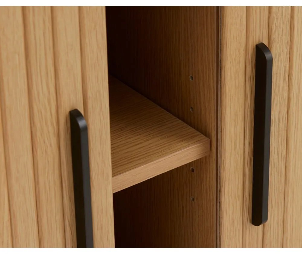 Comodă în culoare naturală cu aspect de lemn de stejar cu ușă glisantă 120x76x45 cm Nola – Unique Furniture