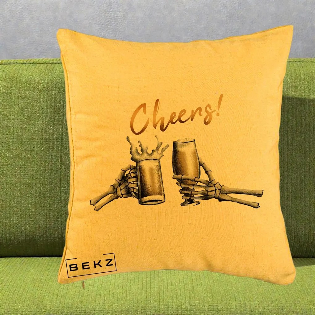 Perna Decorativa Halloween Cheers Schelete cu Bere, 40x40 cm, Galben, Husa Detasabila, Perna Inclusa, BEKZ®