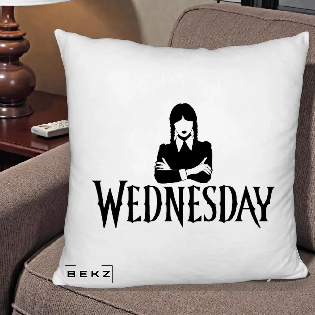 Perna Personalizata Wednesday Addams cu Brate Incrucisate, 40x40 cm, Alb Pufos, Husa Detasabila, Perna Inclusa, BEKZ®