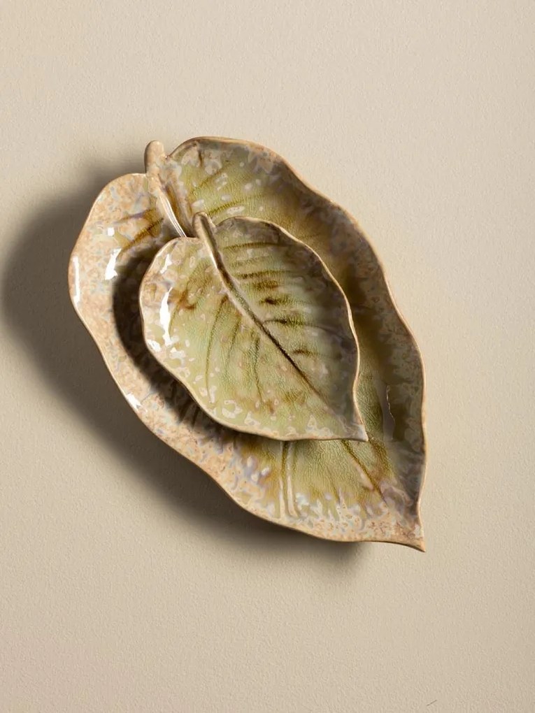 Set 2 farfurii decorative din ceramică artizanală natur și verde, formă de frunză, 2 × 27 × 17 cm, „Nuance"
