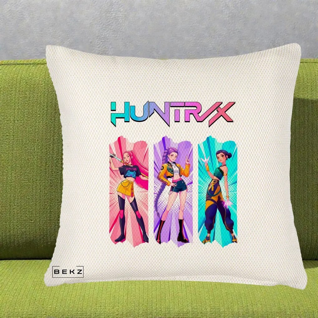 Perna Personalizata K-pop HUNTRX Trio cu Pisica in Benzi, 40x40 cm, Crem Reliefat, Husa Detasabila, Perna Inclusa, BEKZ®