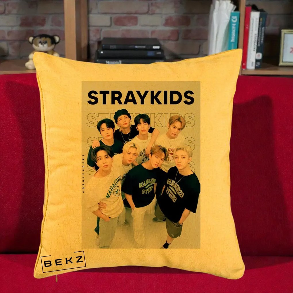 Perna Personalizata K-pop Stray Kids STRAYKIDS Alb-Negru cu Foto Grup, 40x40 cm, Galben, Husa Detasabila, Perna Inclusa, BEKZ®