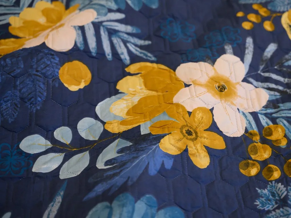 Cuvertura de pat FLOWERISH HEXAGON, albastru inchis Dimensiune: 170 x 220 cm