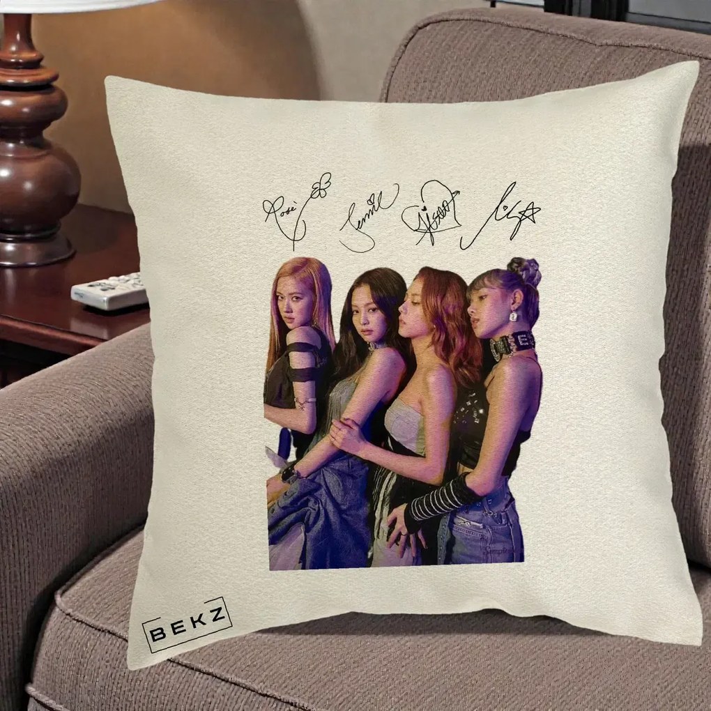 Perna Personalizata K-pop BLACKPINK Fotografie Grup Autografe Deasupra, 40x40 cm, Ecru, Husa Detasabila, Perna Inclusa, BEKZ®