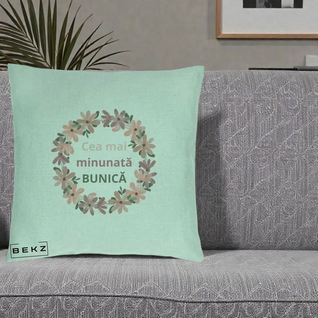 Cadou pentru Bunica - Perna Personalizata Cea Mai Minunata Bunica Coronita Flori Roz, 40x40 cm, Verde Menta, Husa Detasabila, Perna Inclusa, BEKZ®