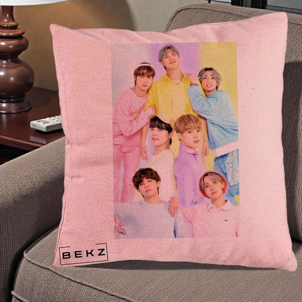 Perna Personalizata K-pop BTS Foto Grup Pastel Colorat cu 7 Membrii, 40x40 cm, Roz, Husa Detasabila, Perna Inclusa, BEKZ®