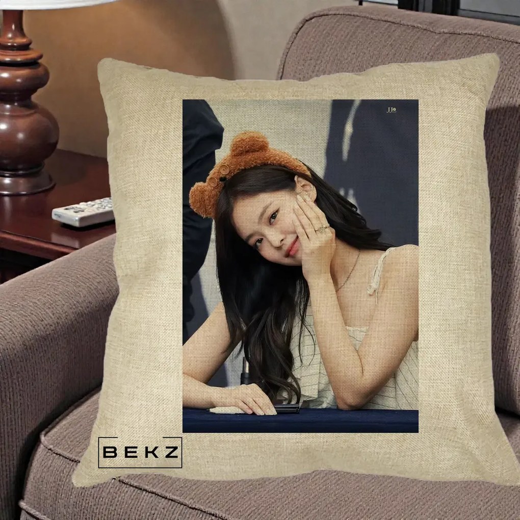 Perna Personalizata K-pop BLACKPINK Jennie Cute cu Diadema Ursulet, 40x40 cm, Crem, Husa Detasabila, Perna Inclusa, BEKZ®