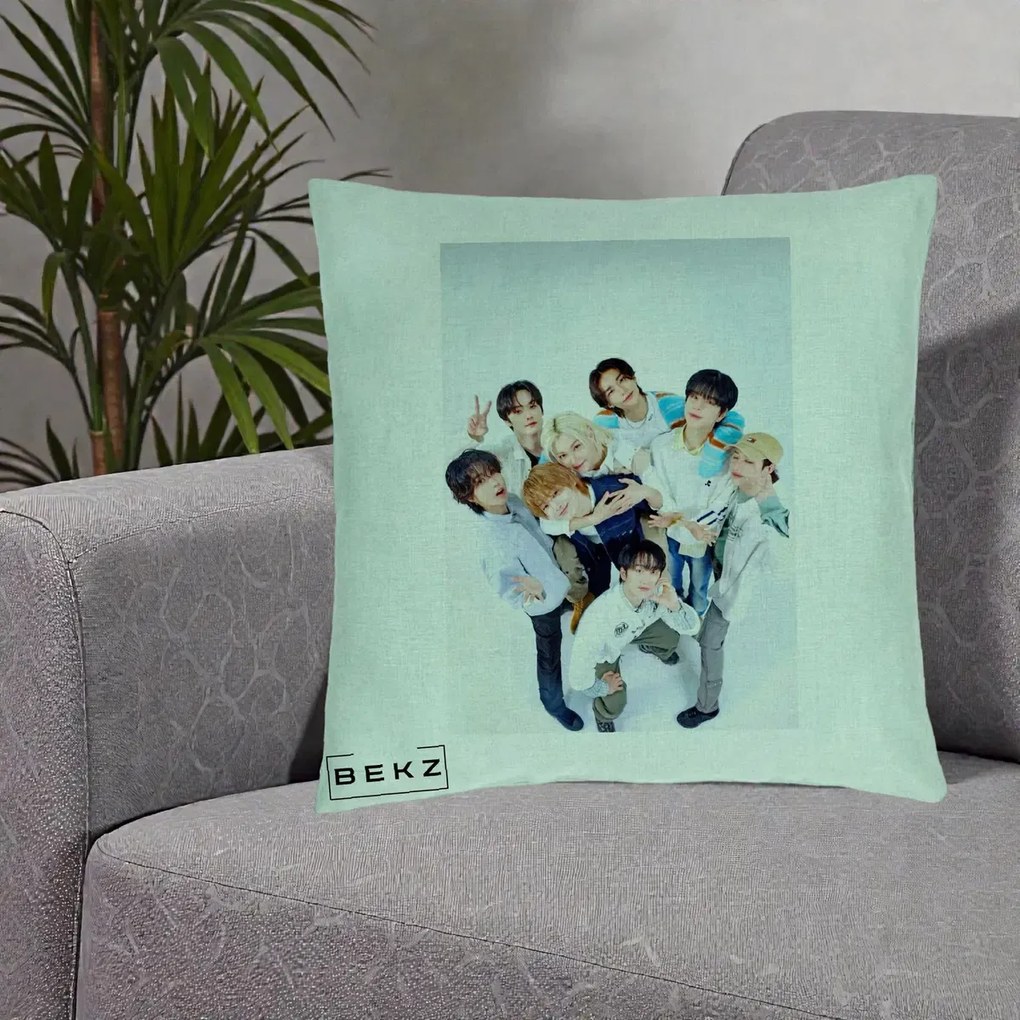 Perna Personalizata K-pop Stray Kids Foto Grup Bleu, 40x40 cm, Verde Menta, Husa Detasabila, Perna Inclusa, BEKZ®