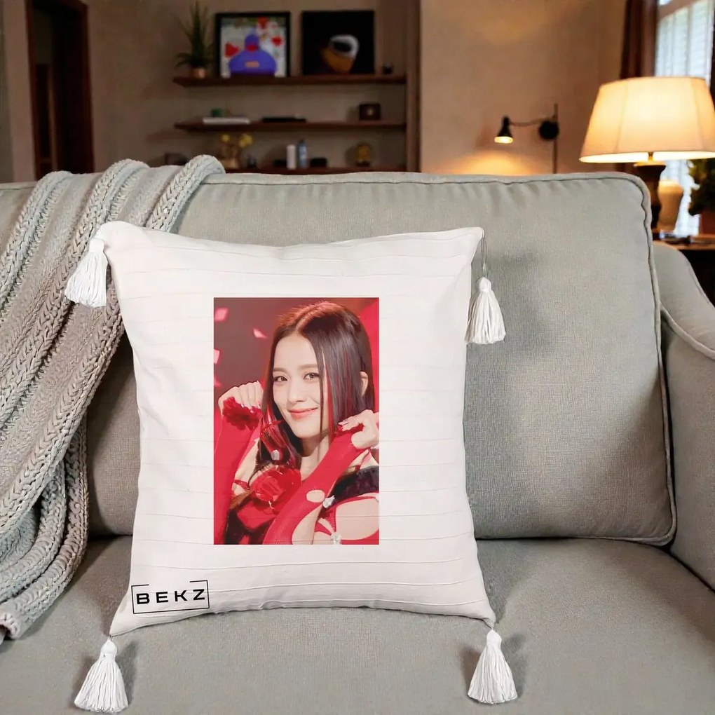 Perna Personalizata K-pop BLACKPINK Jisoo Rosu, 40x40 cm, Bej cu Franjuri, Husa Detasabila, Perna Inclusa, BEKZ®