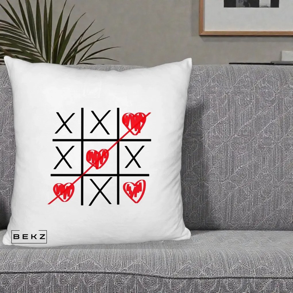 Cadou Romantic - Perna Personalizata Love Joc X si Inima cu Castigator Iubire, 40x40 cm, Alb Pufos, Husa Detasabila, Perna Inclusa, BEKZ®