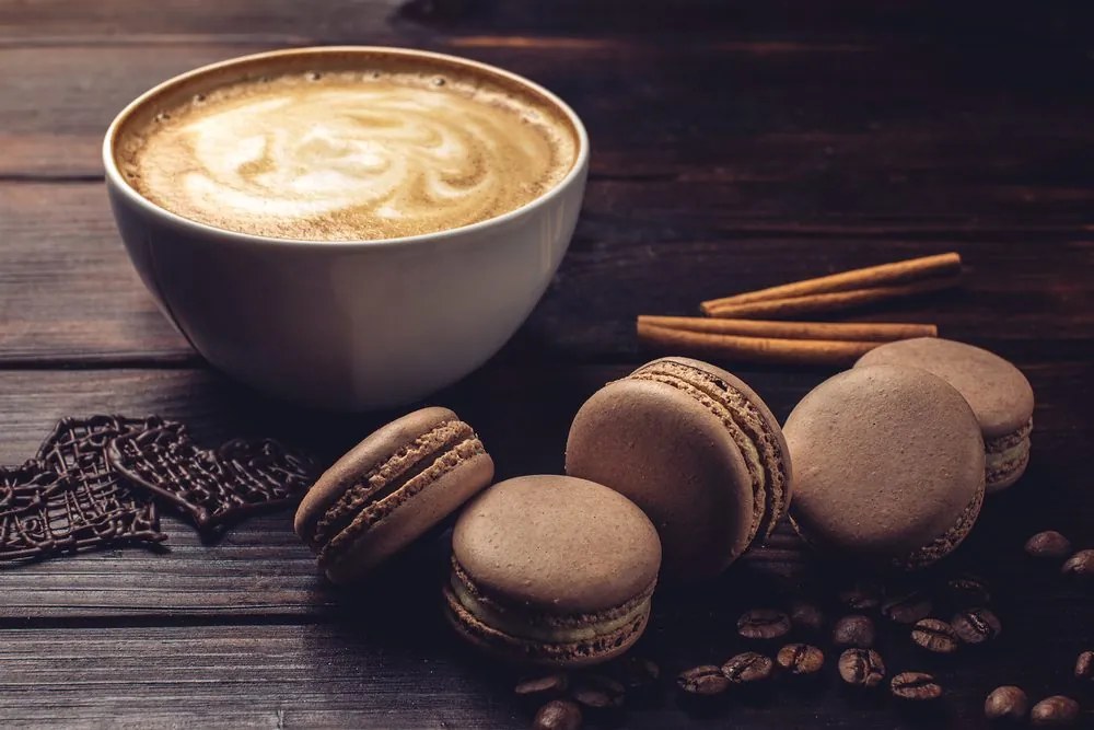 Tablou cafea cu macarons de ciocolată