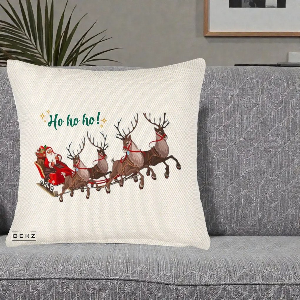 Perna Decorativa Ho Ho Ho Mos Craciun cu Sanie si Reni, 40x40 cm, Crem Reliefat, Husa Detasabila, Perna Inclusa, BEKZ®