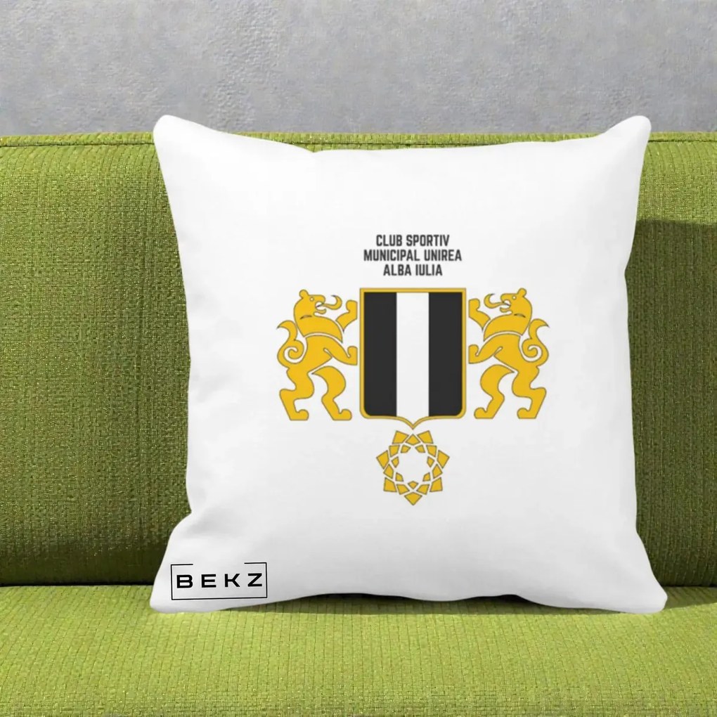 Perna Personalizata CSM Unirea Alba Iulia Fotbal, 40x40 cm, Alba Mata, Husa Detasabila, Perna Inclusa, BEKZ®
