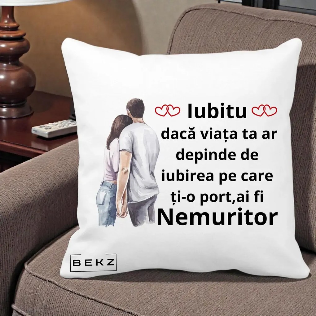 Cadou pentru Iubita - Perna Personalizata Iubitu Nemuritor cu Cuplu Acuarela si Inimi Rosii, 40x40 cm, Alba Mata, Husa Detasabila, Perna Inclusa, BEKZ®