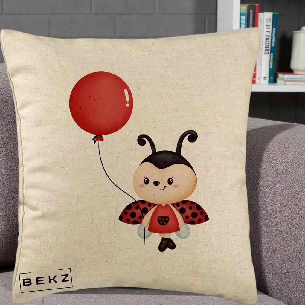 Perna Decorativa Buburuza cu Balon Rosu, 40x40 cm, Bej, Husa Detasabila, Perna Inclusa, BEKZ®