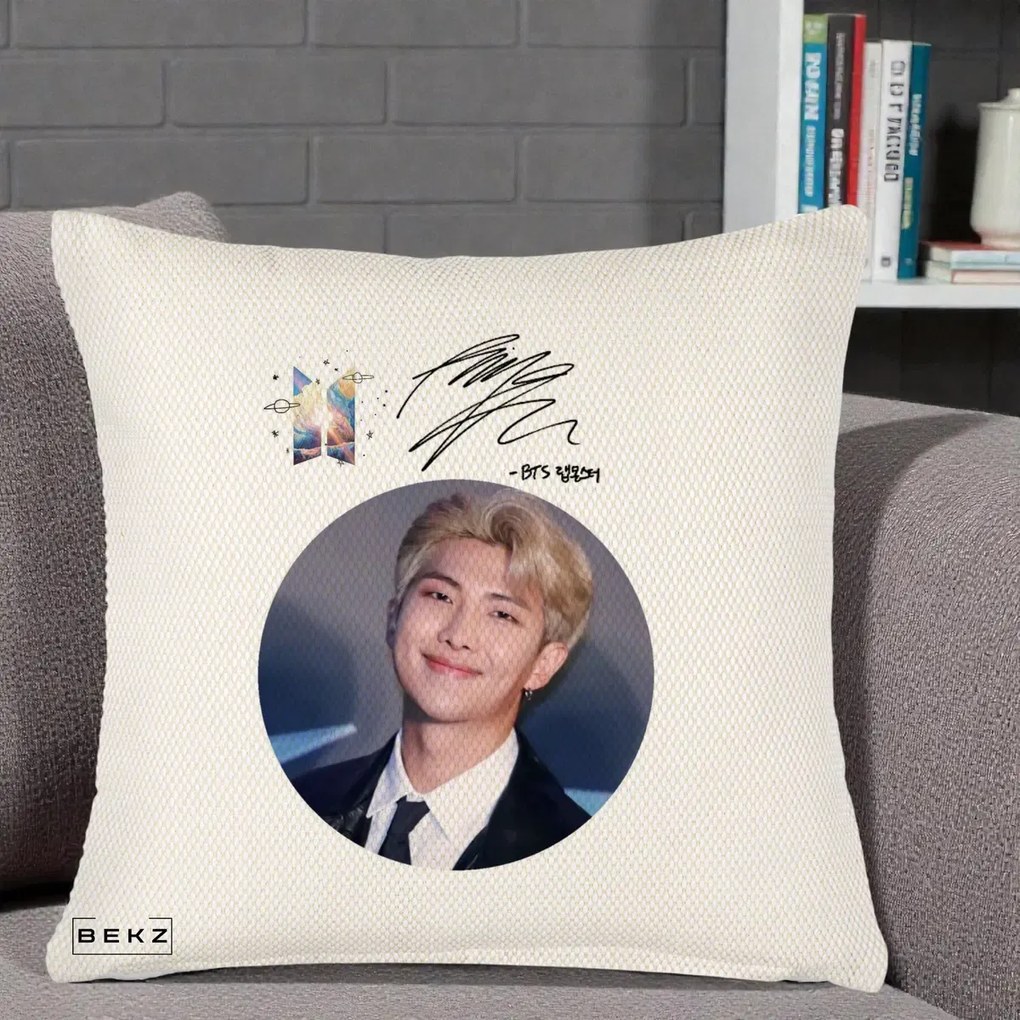 Perna Personalizata K-pop BTS RM Namjoon Portret Cerc cu Autograf, 40x40 cm, Crem Reliefat, Husa Detasabila, Perna Inclusa, BEKZ®