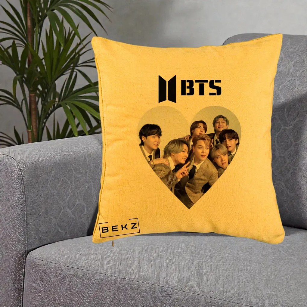 Perna Personalizata K-pop BTS Grup Fotografie in Inima, 40x40 cm, Galben, Husa Detasabila, Perna Inclusa, BEKZ®