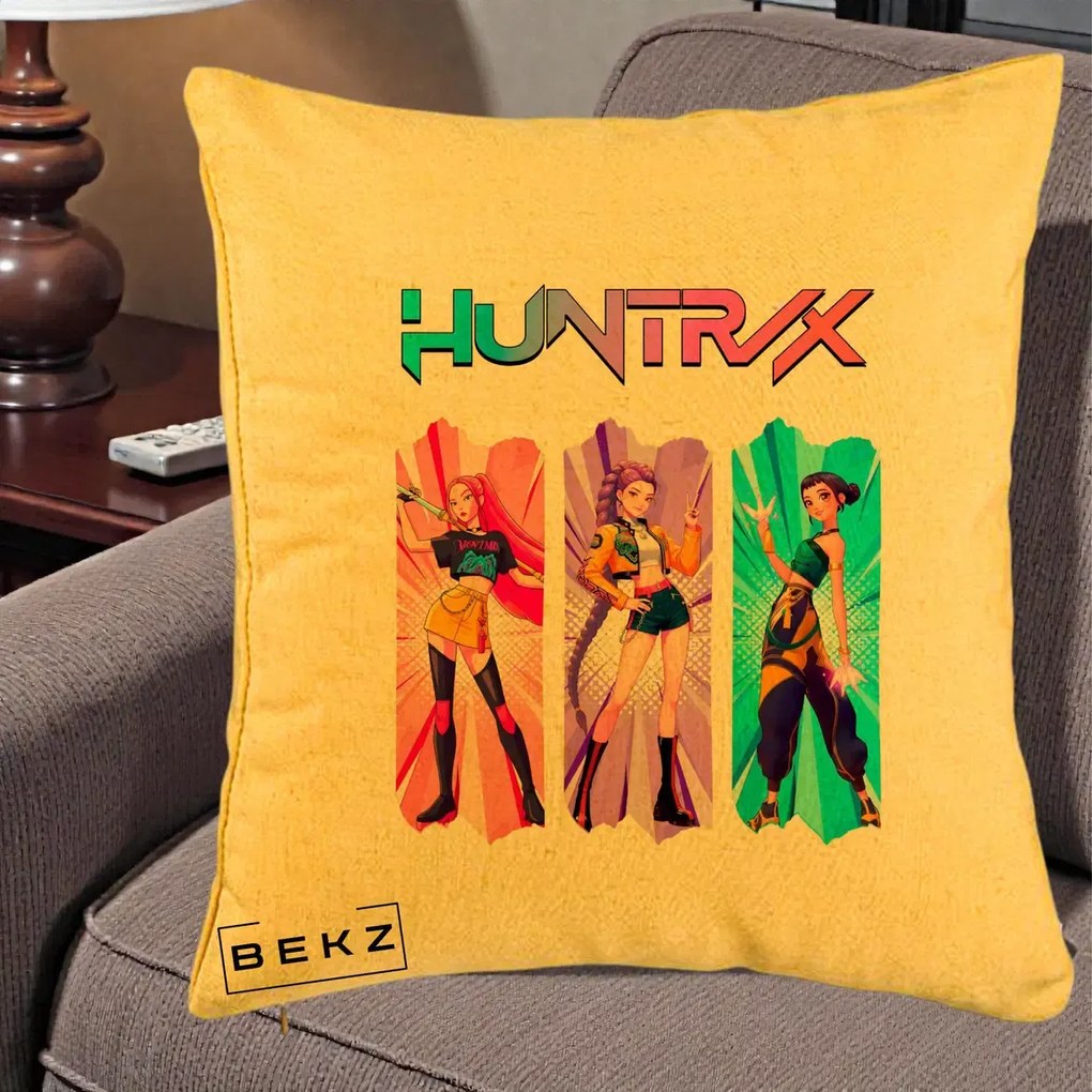 Perna Personalizata K-pop HUNTRX Trio cu Pisica in Benzi, 40x40 cm, Galben, Husa Detasabila, Perna Inclusa, BEKZ®