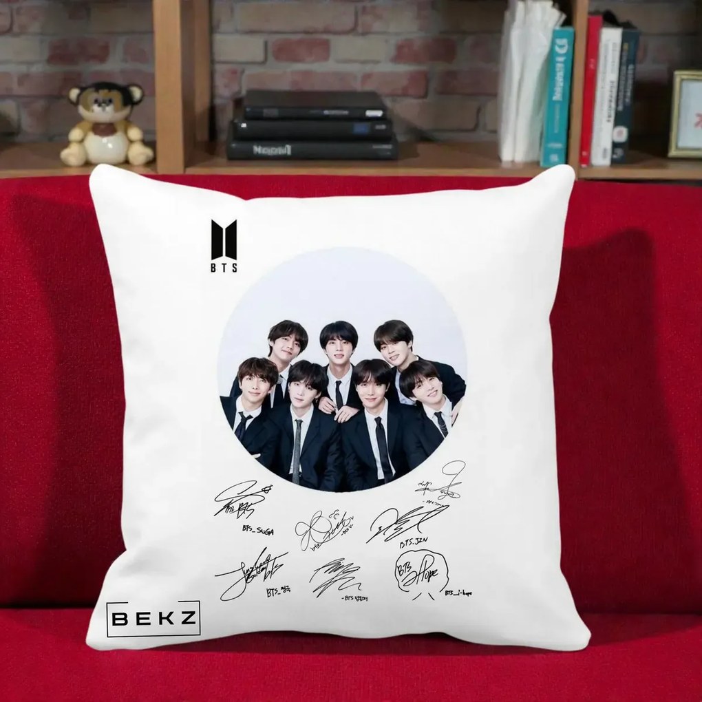 Perna Personalizata K-pop BTS Fotografie Grup Costum Negru si Autografe Cerc, 40x40 cm, Alba Mata, Husa Detasabila, Perna Inclusa, BEKZ®