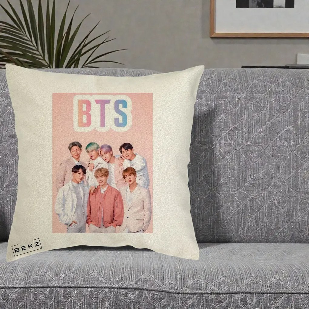 Perna Personalizata K-pop BTS Foto Grup cu BTS si Fond Roz Pastel, 40x40 cm, Ecru, Husa Detasabila, Perna Inclusa, BEKZ®