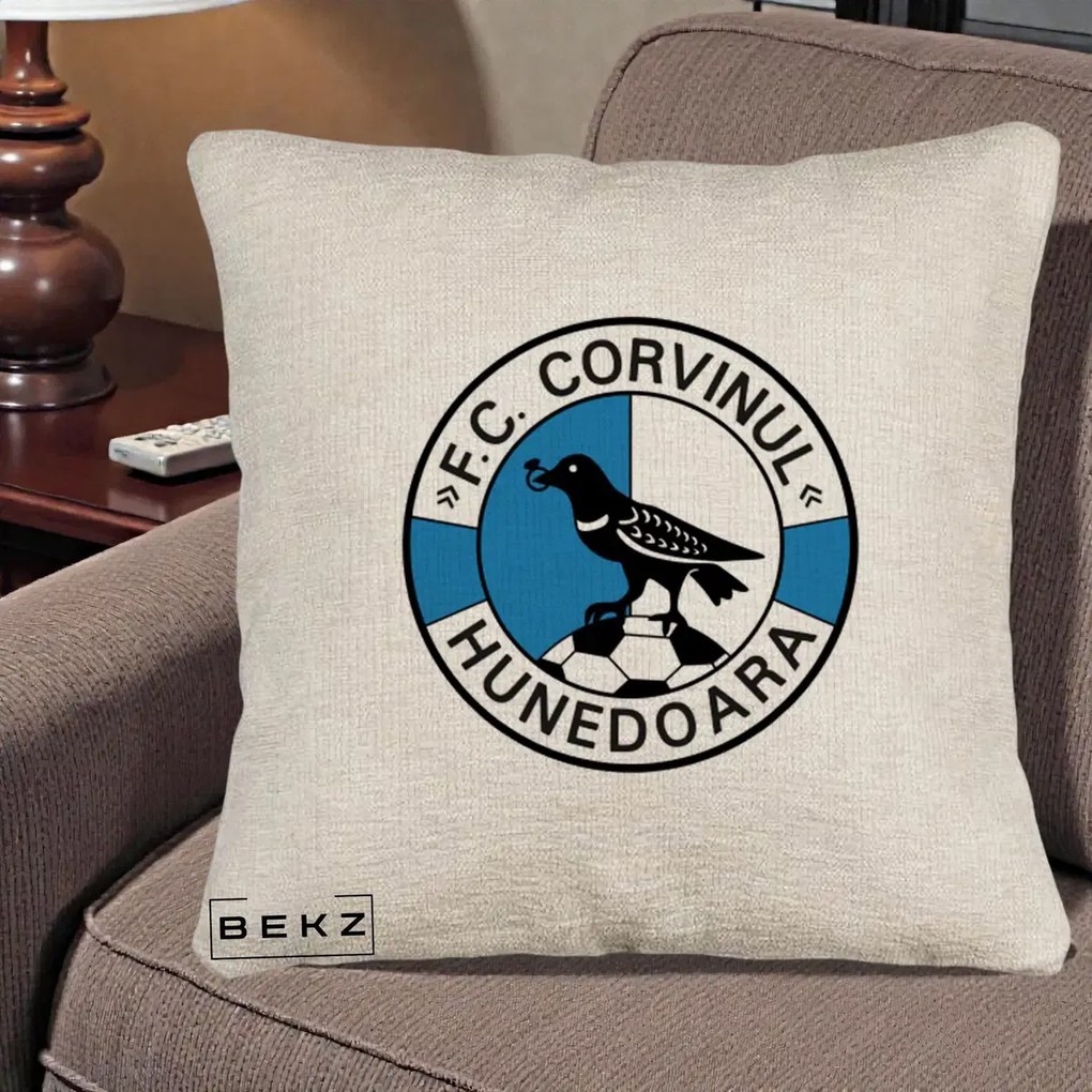 Perna Personalizata FC Corvinul Hunedoara Fotbal, 40x40 cm, Bej Canapea, Husa Detasabila, Perna Inclusa, BEKZ®