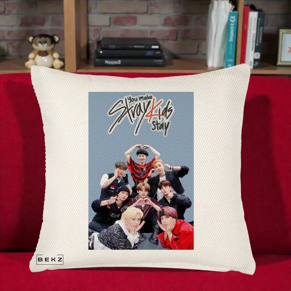 Perna Personalizata K-pop Stray Kids You Make Stray Kids Stay cu Foto Grup, 40x40 cm, Crem Reliefat, Husa Detasabila, Perna Inclusa, BEKZ®