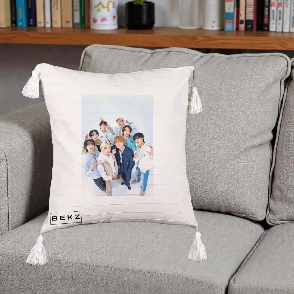 Perna Personalizata K-pop Stray Kids Foto Grup Alb cu 8 Membrii de Sus, 40x40 cm, Bej cu Franjuri, Husa Detasabila, Perna Inclusa, BEKZ®