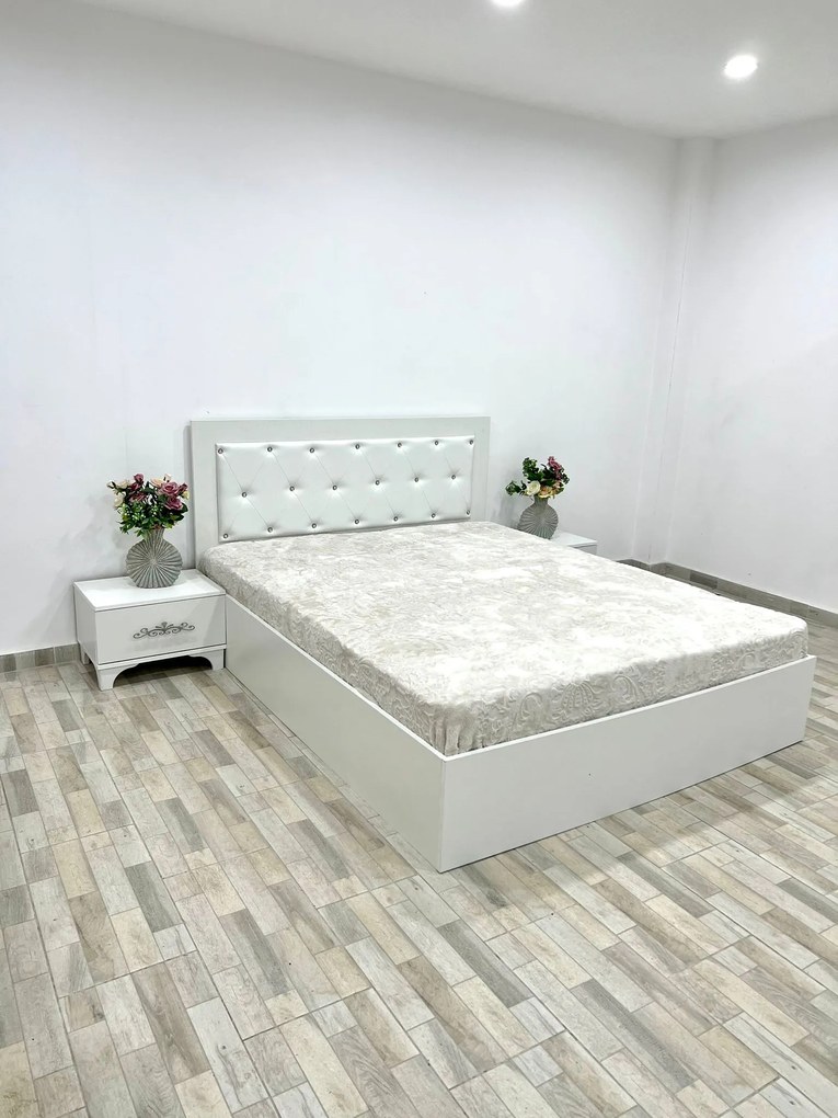Set pat tapitat Milano, culoare alb, cu 2 noptiere Viena si saltea superortopedica lux 160 x 200 cm