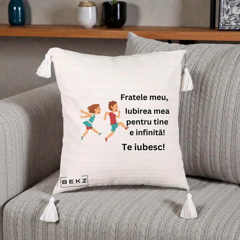 Cadou pentru Frate - Perna Personalizata Fratele Meu Te Iubesc Copii Alergand Colorat, 40x40 cm, Bej cu Franjuri, Husa Detasabila, Perna Inclusa, BEKZ®