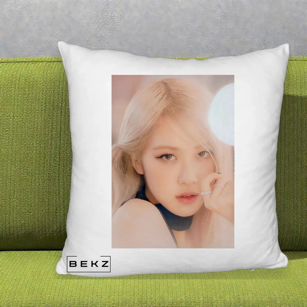 Perna Personalizata K-pop BLACKPINK Rose Blond cu Inel Roz Pastel, 40x40 cm, Alb Pufos, Husa Detasabila, Perna Inclusa, BEKZ®