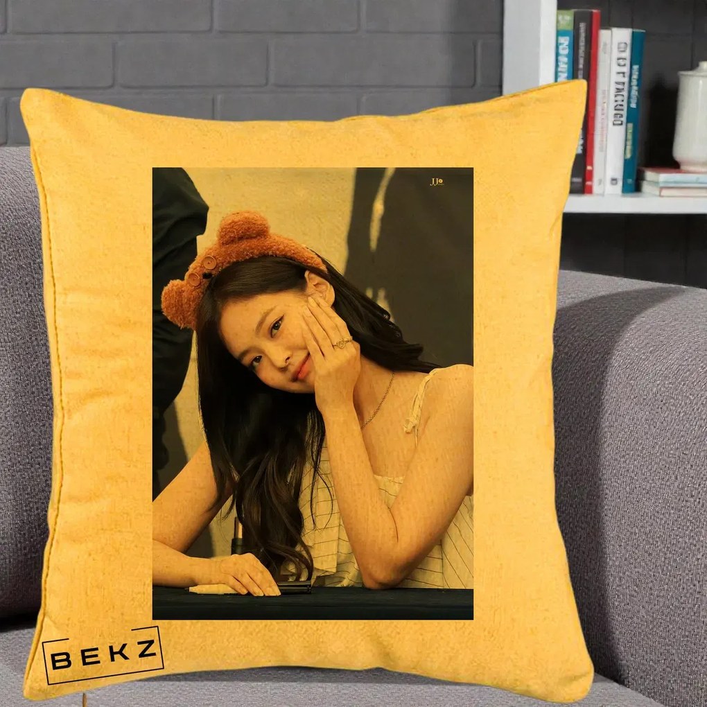Perna Personalizata K-pop BLACKPINK Jennie Cute cu Diadema Ursulet, 40x40 cm, Galben, Husa Detasabila, Perna Inclusa, BEKZ®