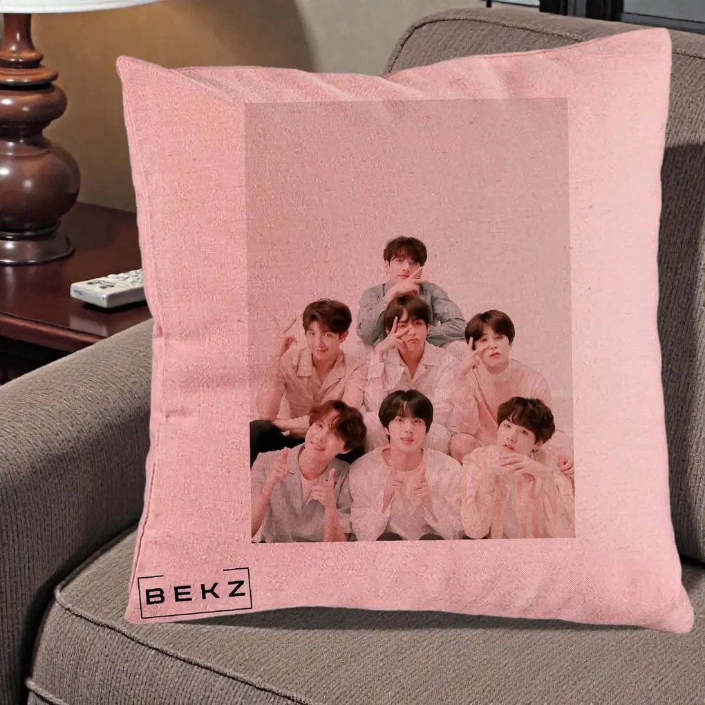 Perna Personalizata K-pop BTS Foto Grup Pastel, 40x40 cm, Roz, Husa Detasabila, Perna Inclusa, BEKZ®