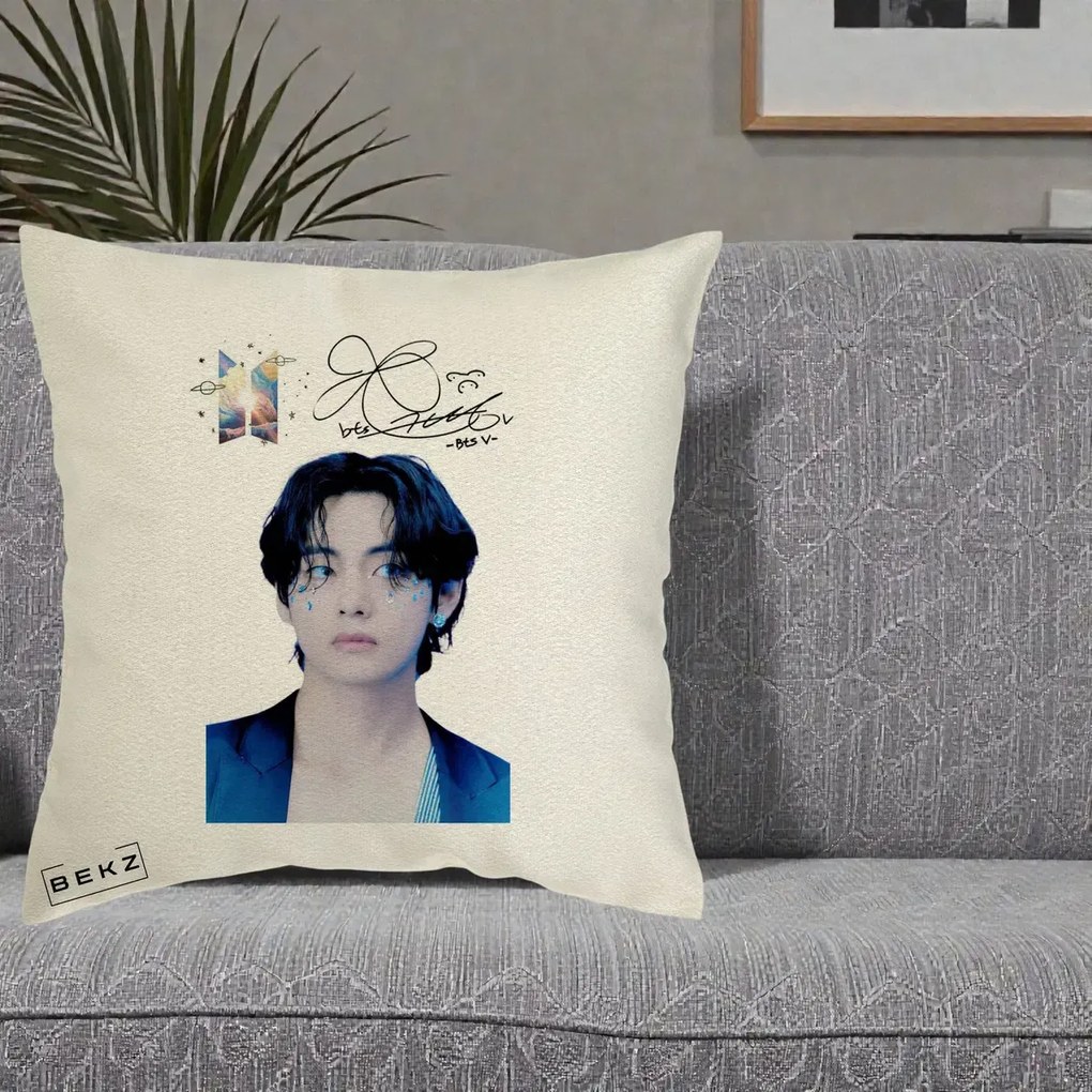 Perna Personalizata K-pop BTS V Taehyung Portret cu Autograf, 40x40 cm, Ecru, Husa Detasabila, Perna Inclusa, BEKZ®