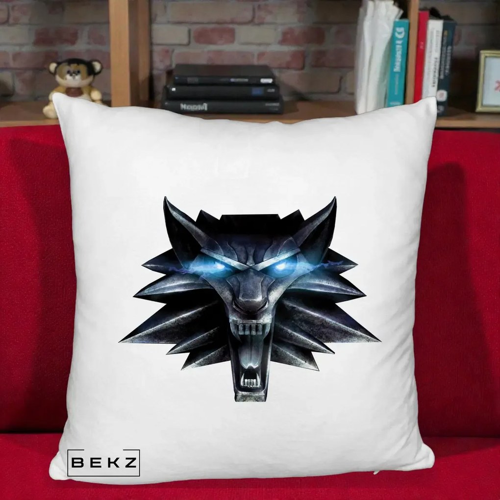 Perna Decorativa The Witcher Wolf Head, 40x40 cm, Alb Pufos, Husa Detasabila, Perna Inclusa, BEKZ®