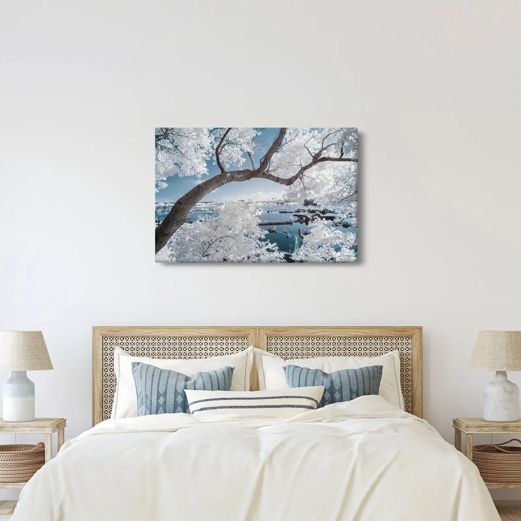 Tablou cu copac înzăpezit lângă apă (90x60 cm)