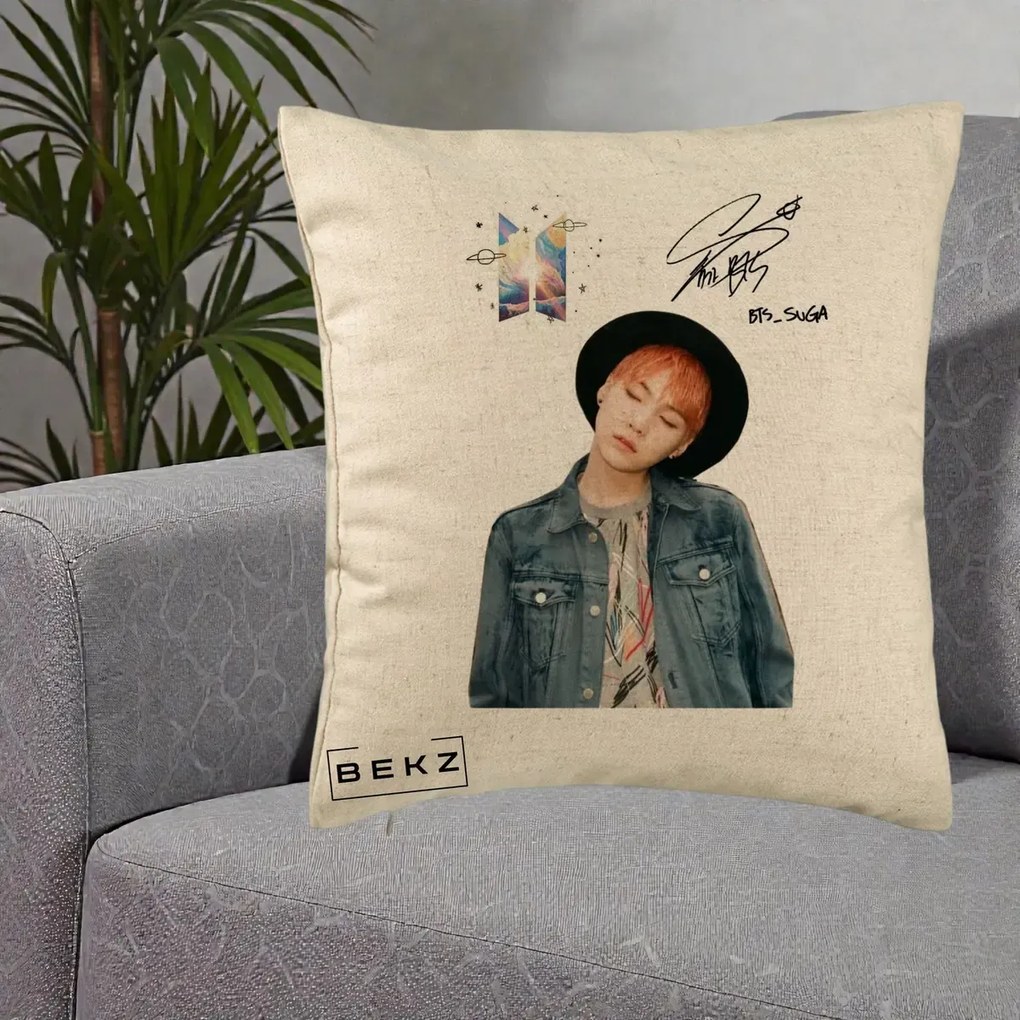 Perna Personalizata K-pop BTS Suga par Portocaliu Palarie Autograf, 40x40 cm, Bej, Husa Detasabila, Perna Inclusa, BEKZ®