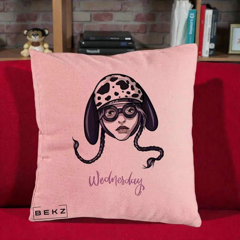 Perna Personalizata Wednesday Addams cu Caine Dalmatian, 40x40 cm, Roz, Husa Detasabila, Perna Inclusa, BEKZ®
