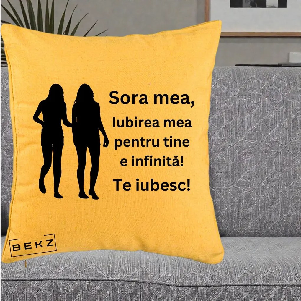 Cadou pentru Sora - Perna Personalizata Sora Mea Te Iubesc Siluete Negre Tinand Maini, 40x40 cm, Galben, Husa Detasabila, Perna Inclusa, BEKZ®