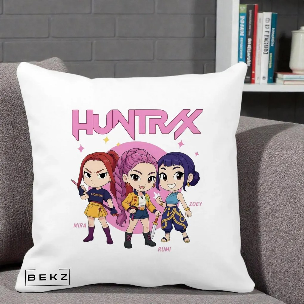 Perna Personalizata K-pop HUNTRX Trio Chibi cu Arme, 40x40 cm, Alba Mata, Husa Detasabila, Perna Inclusa, BEKZ®